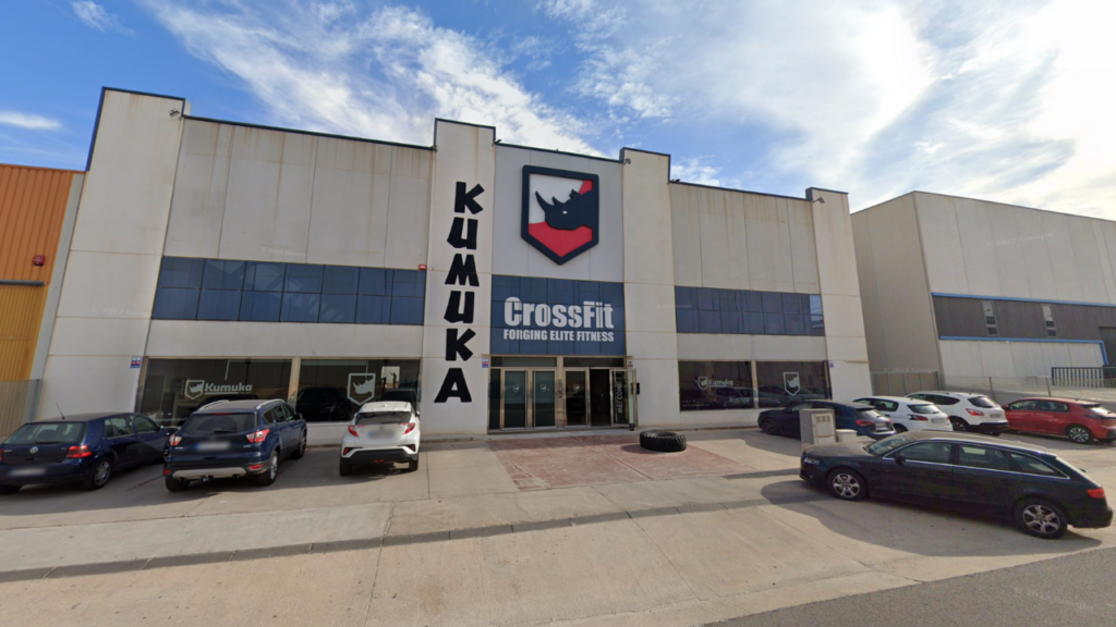 Vista de las instalaciones de Gimnasio Kumuka en Cartagena, sede de AMG, con zona de cuerdas de 6 metros y material funcional.