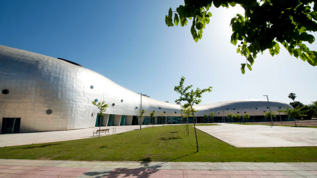 Alumnos de AMG Élite Sport en la piscina de Cartagena preparando las pruebas específicas de natación para Bomberos y Policía Local.