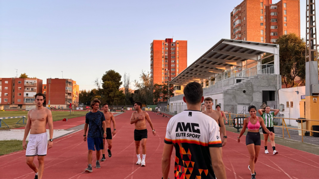 Opositores y corredores de AMG Élite Sport realizando series de 1500 m y técnica de carrera en la pista de atletismo en la Región de Murcia.